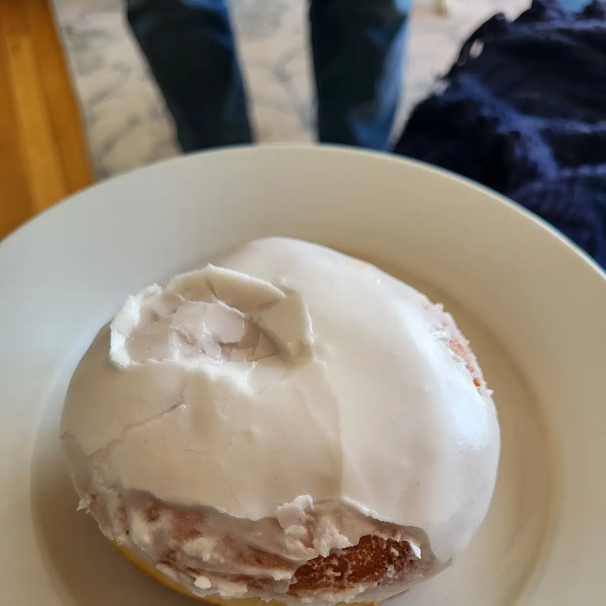 Cinnamon Roll w Maple Frosting