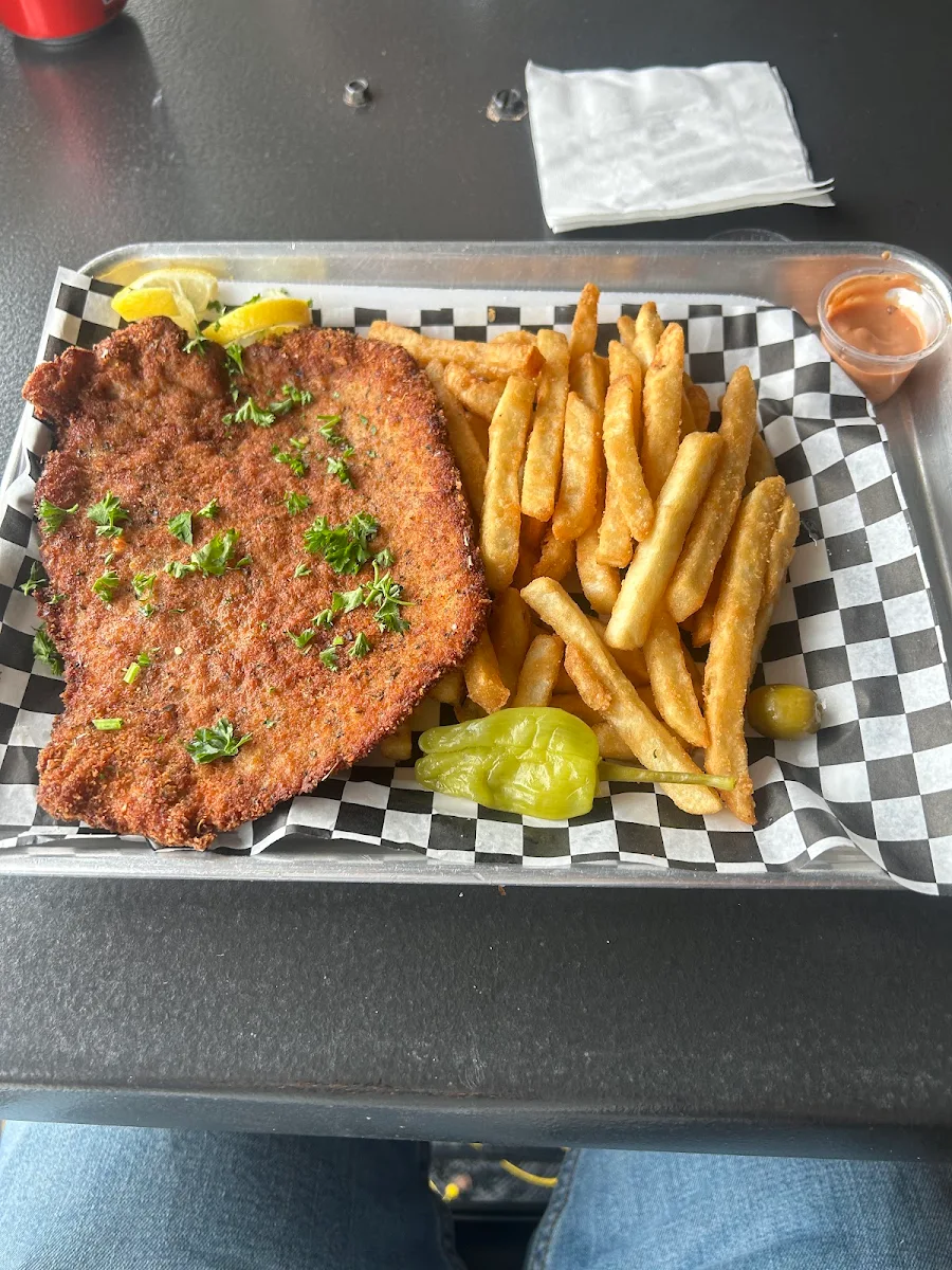 Schnitzel Plate, Station Berlin