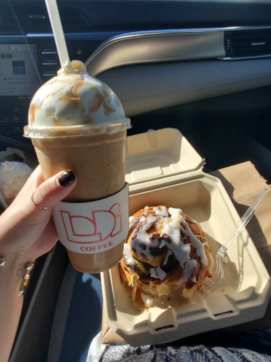Caramel Frappe & Jumbo Cinamon Bun
