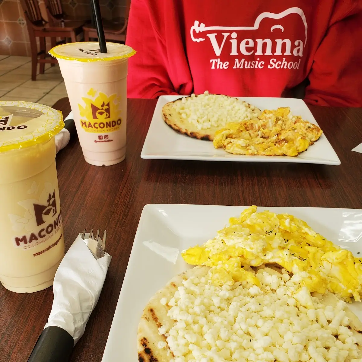 Arepa Con Queso Y Huevos Revueltos