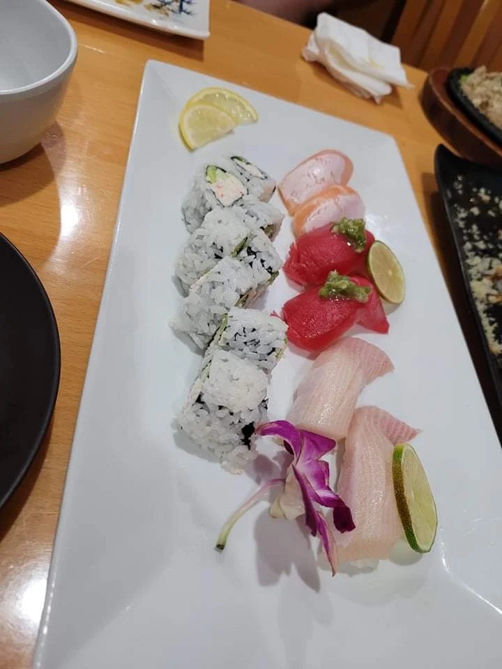 Combo a 6 PC Nigiri and California Roll