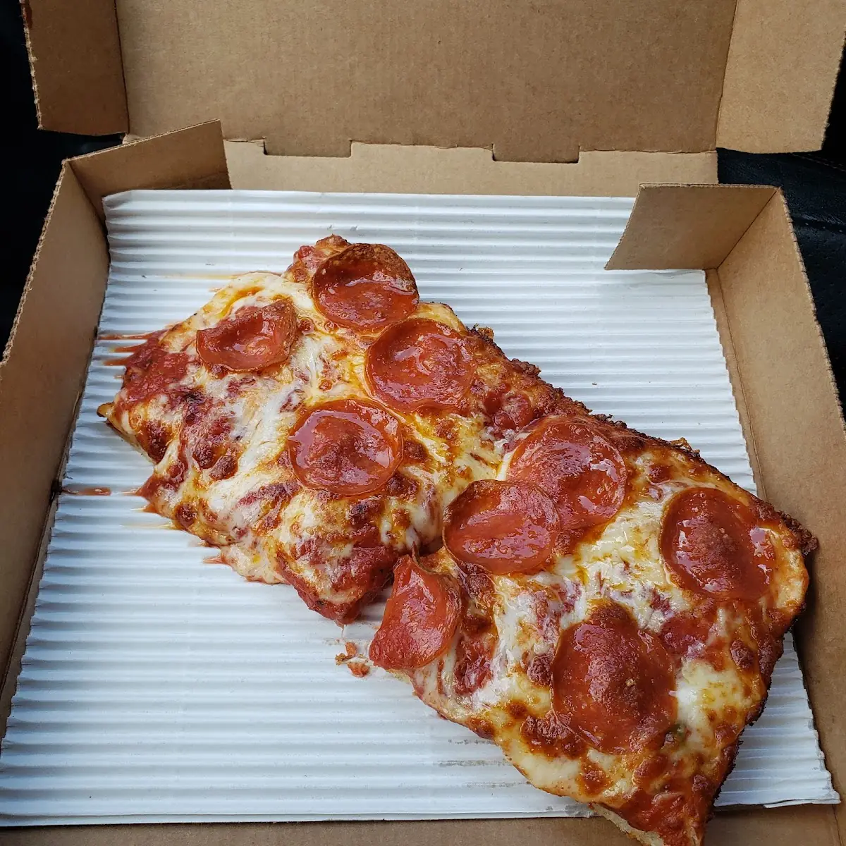 Detroit Style Pizza Peperoni