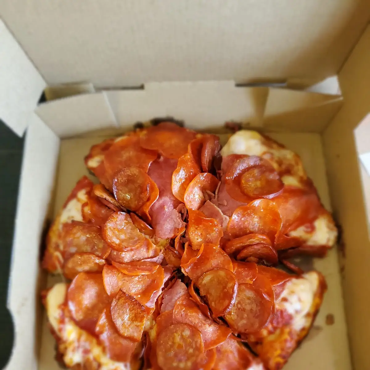 Lunch Special Pizza w Pepperoni Linguiça & Corned Beef