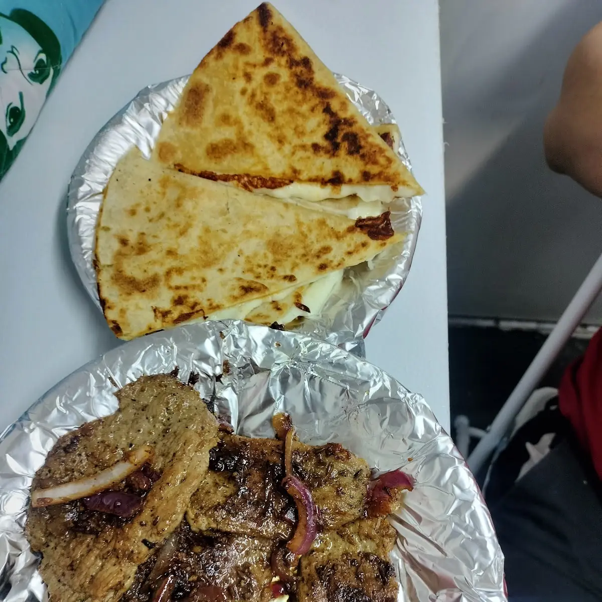 Bistec Encebollado Y Quesadillas de Queso
