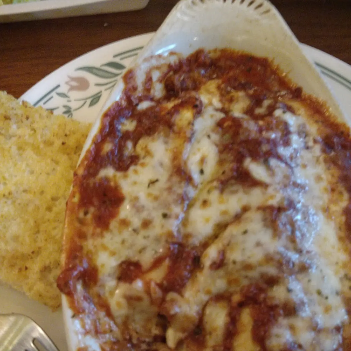 Baked Manicotti with Garlic Bread