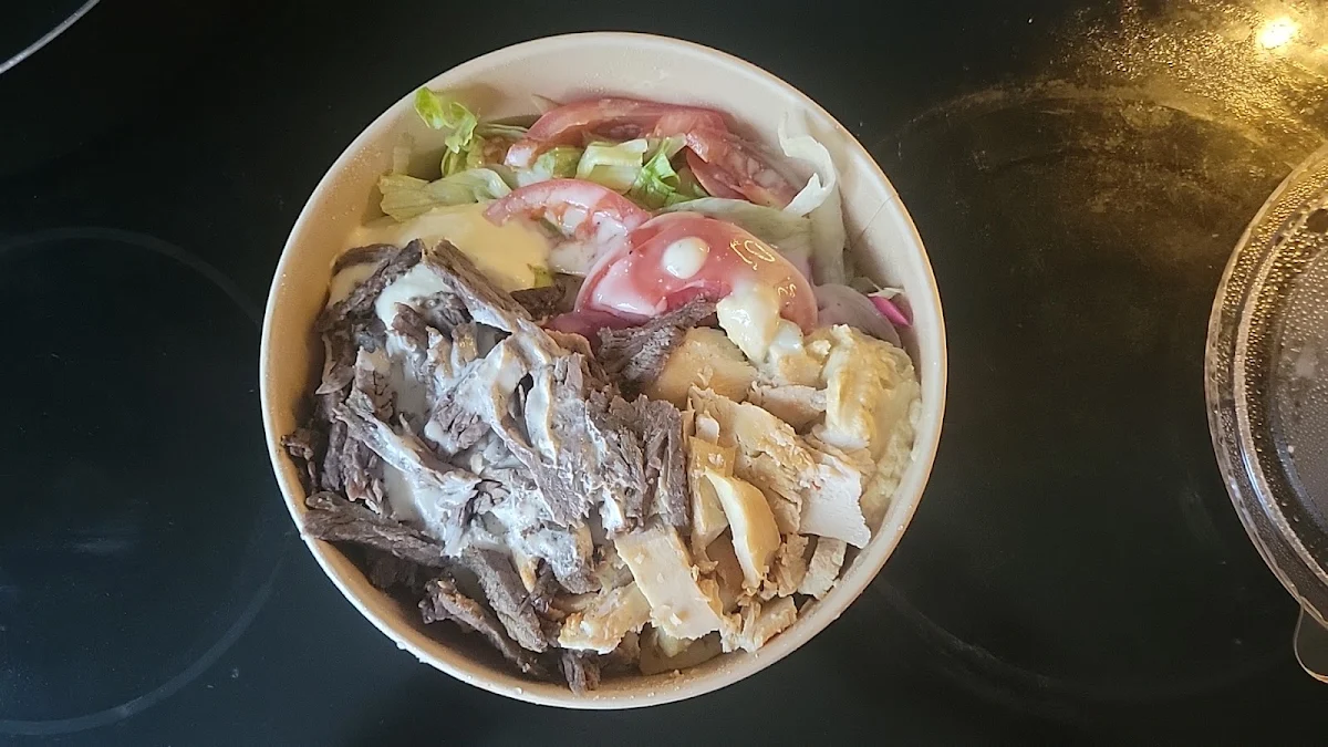 Assiette Mixte Shish Taouk et Shawarma (160 g) / Shish Taouk and Shawarma Mixed Plate (160 g)