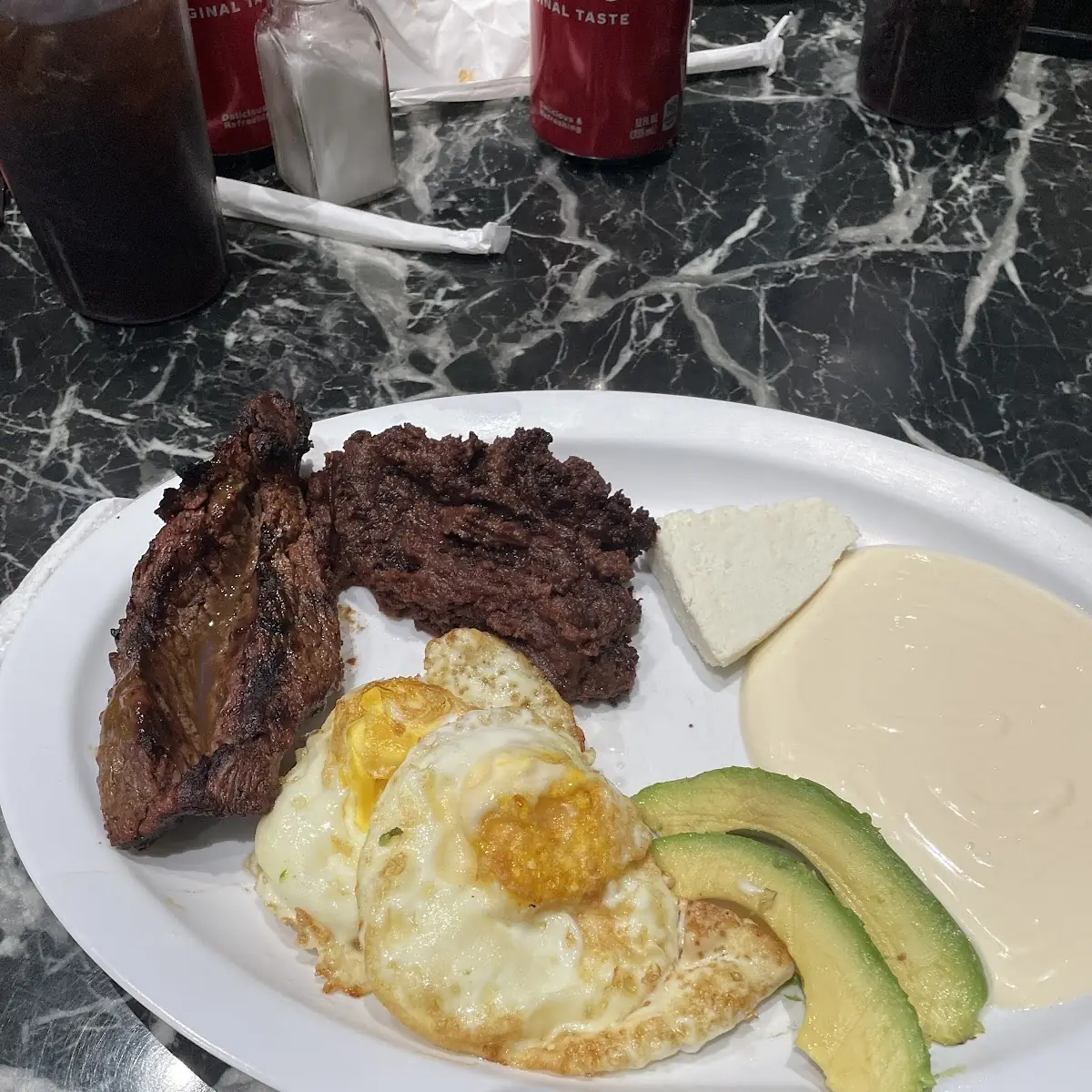 Cena Típica Con Carne Asada