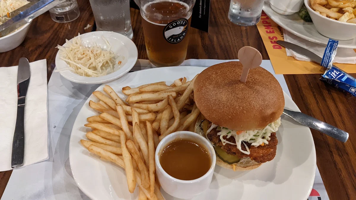 Hamburger Piri Piri, Restaurant et bar St-Hubert
