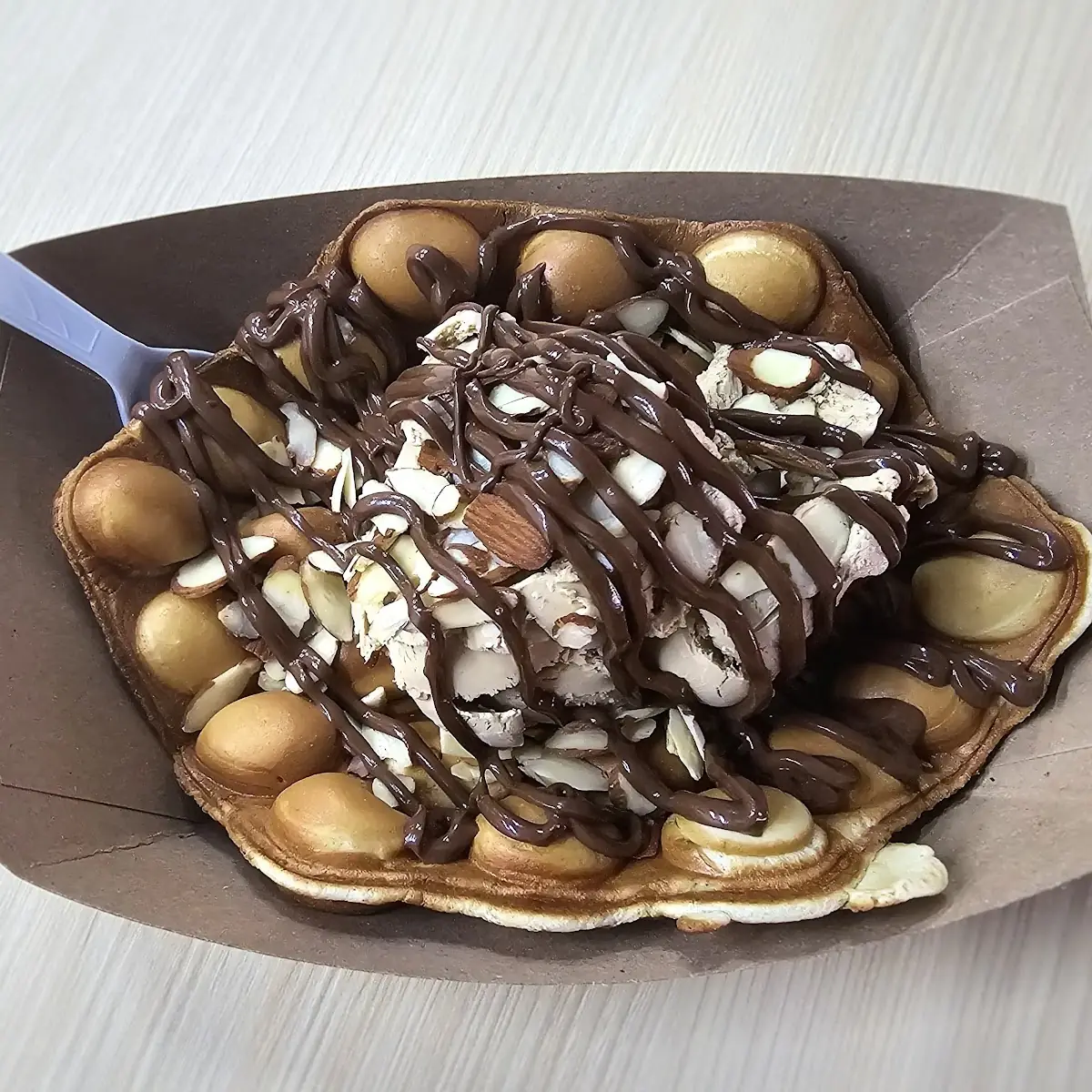 Helado de Café En Bubble Waffle Con Almendra Y Nutella de Toppings
