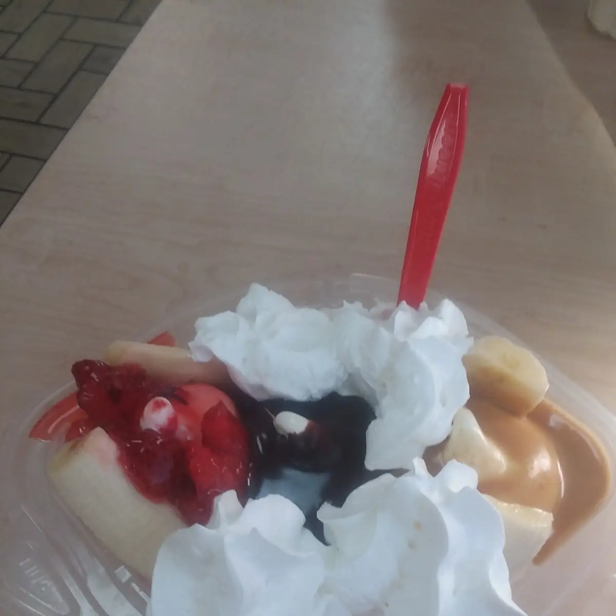 Banana Split with Coco Fudge Strwberrys an Peanut Butter Topping