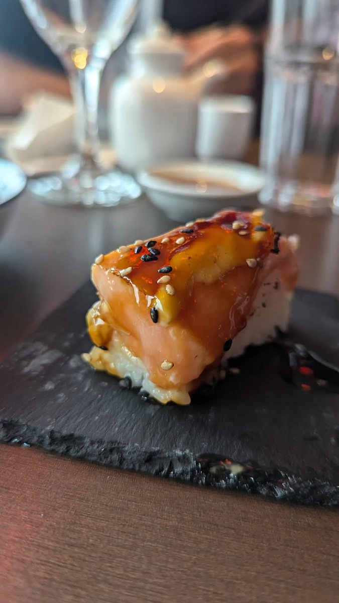 Jade Sashimi Saumon, Uni Sushi