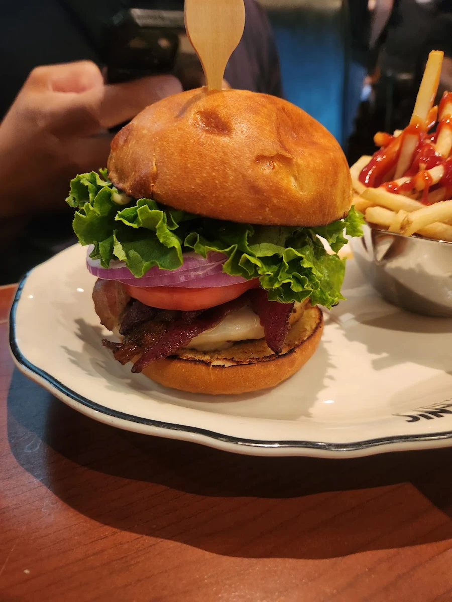 Chicken Burger, Reuben's Restaurant Delicatessen
