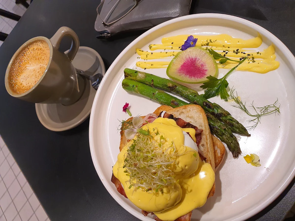 Highlights, Cafe Lelunar