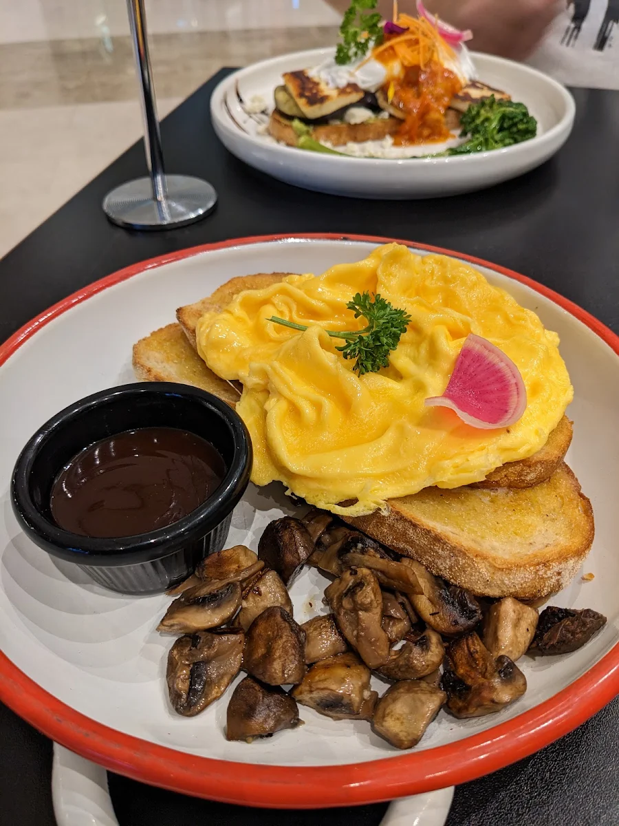 Scrambled Eggs, Cafe Lelunar