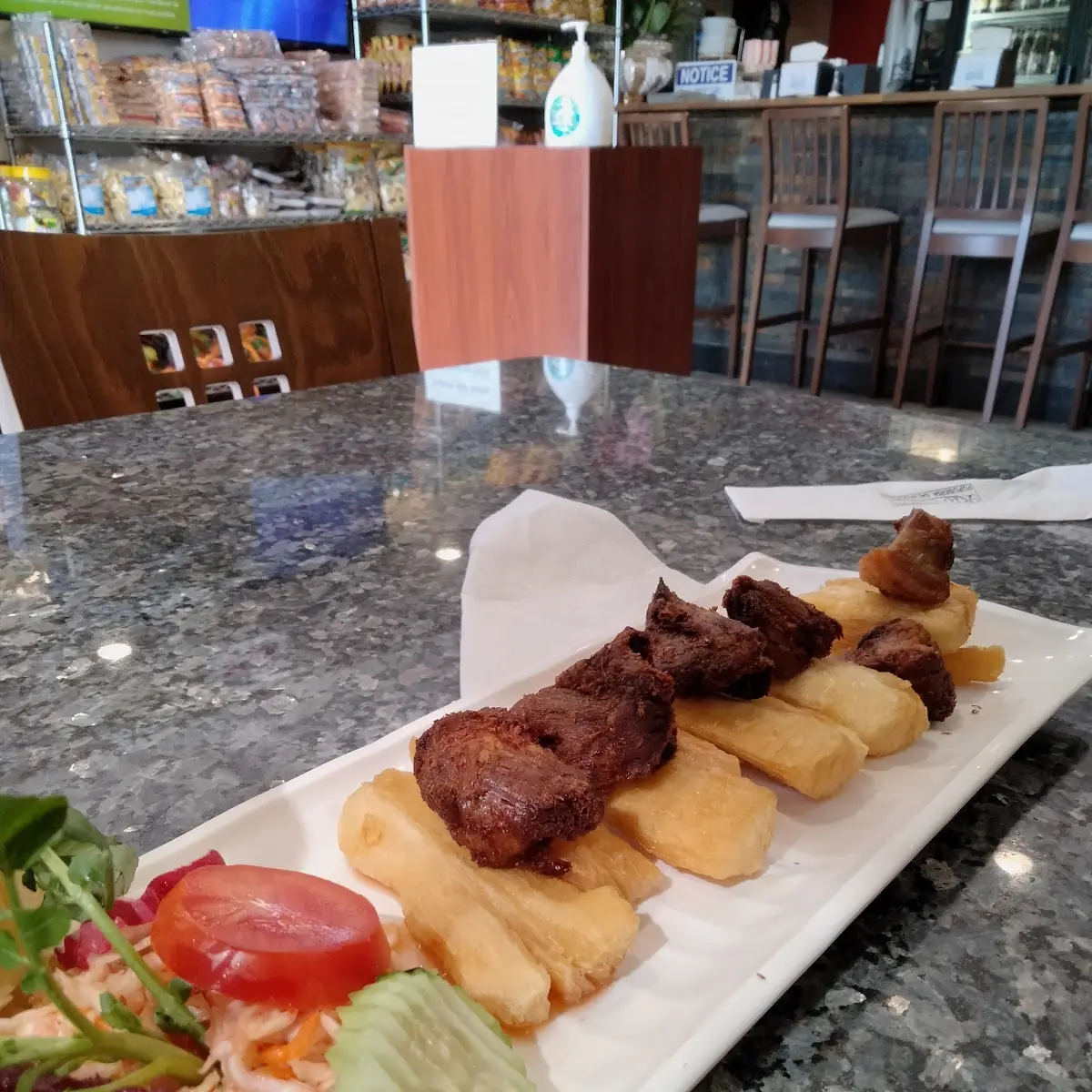 Yuca Frita Con Chicharon