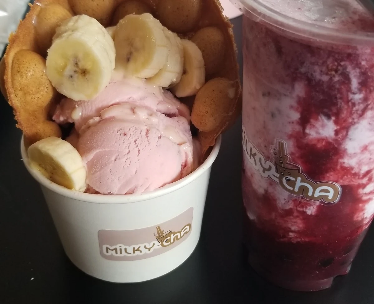 Mixed Berry Milk Smoothie with Tapioca Pearls