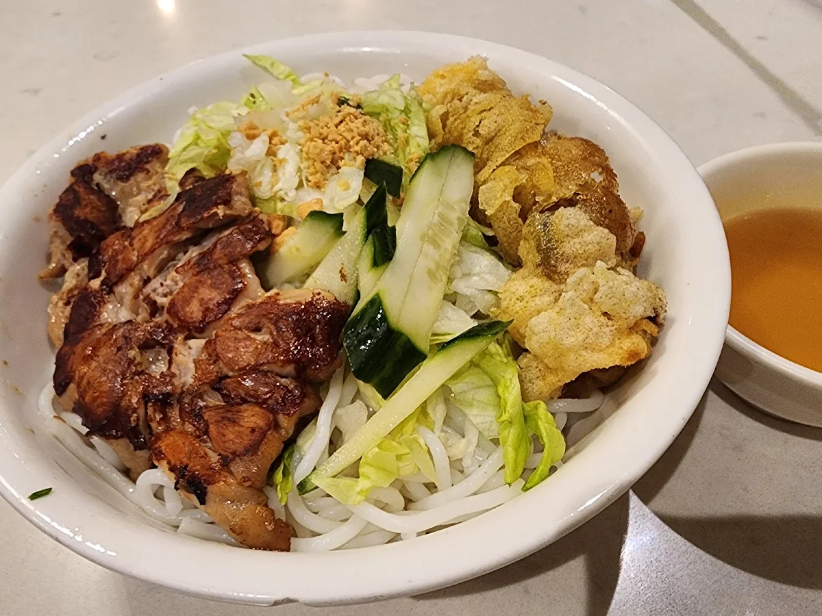 Vermicelli Bowl with Springroll & BBQ Chicken