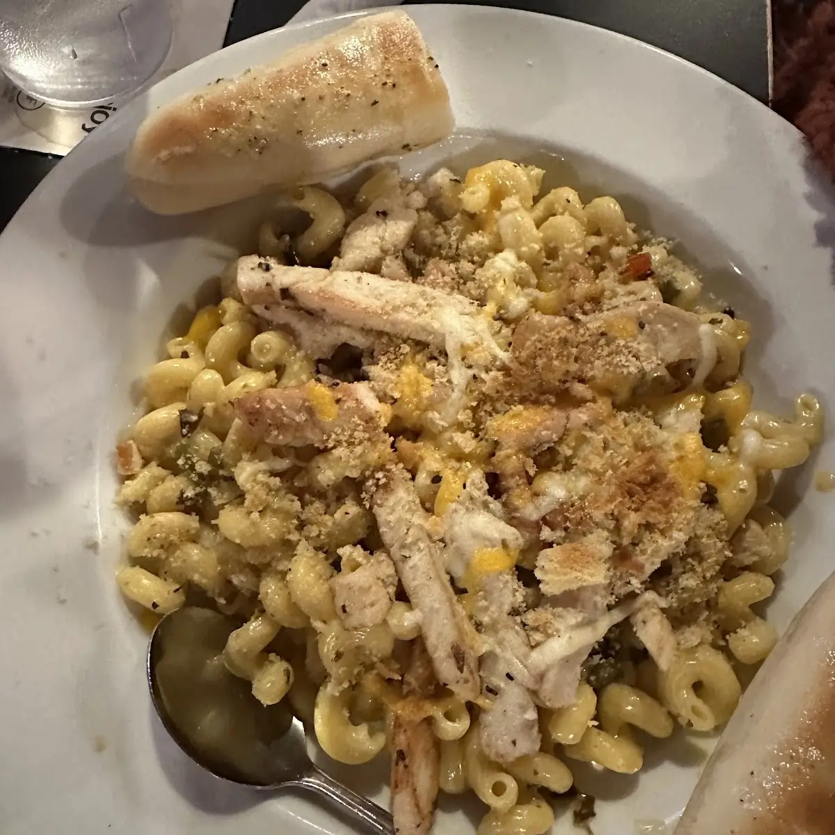 Chicken Spicy Mac and Cheese with Garlic Bread