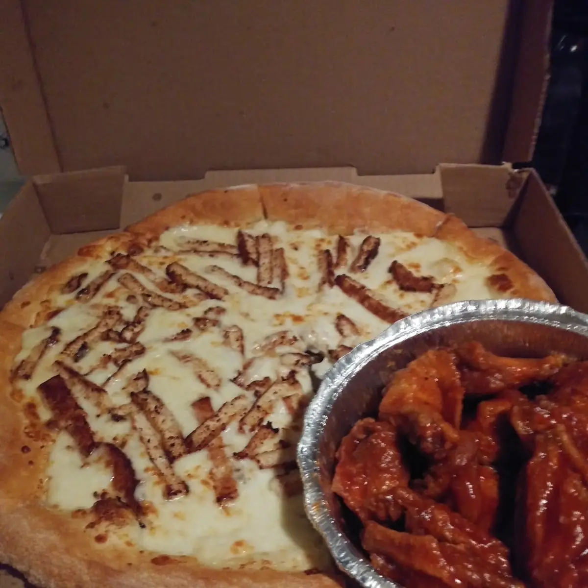 Chicken Alfredo Pizza & Hot BBQ Wings