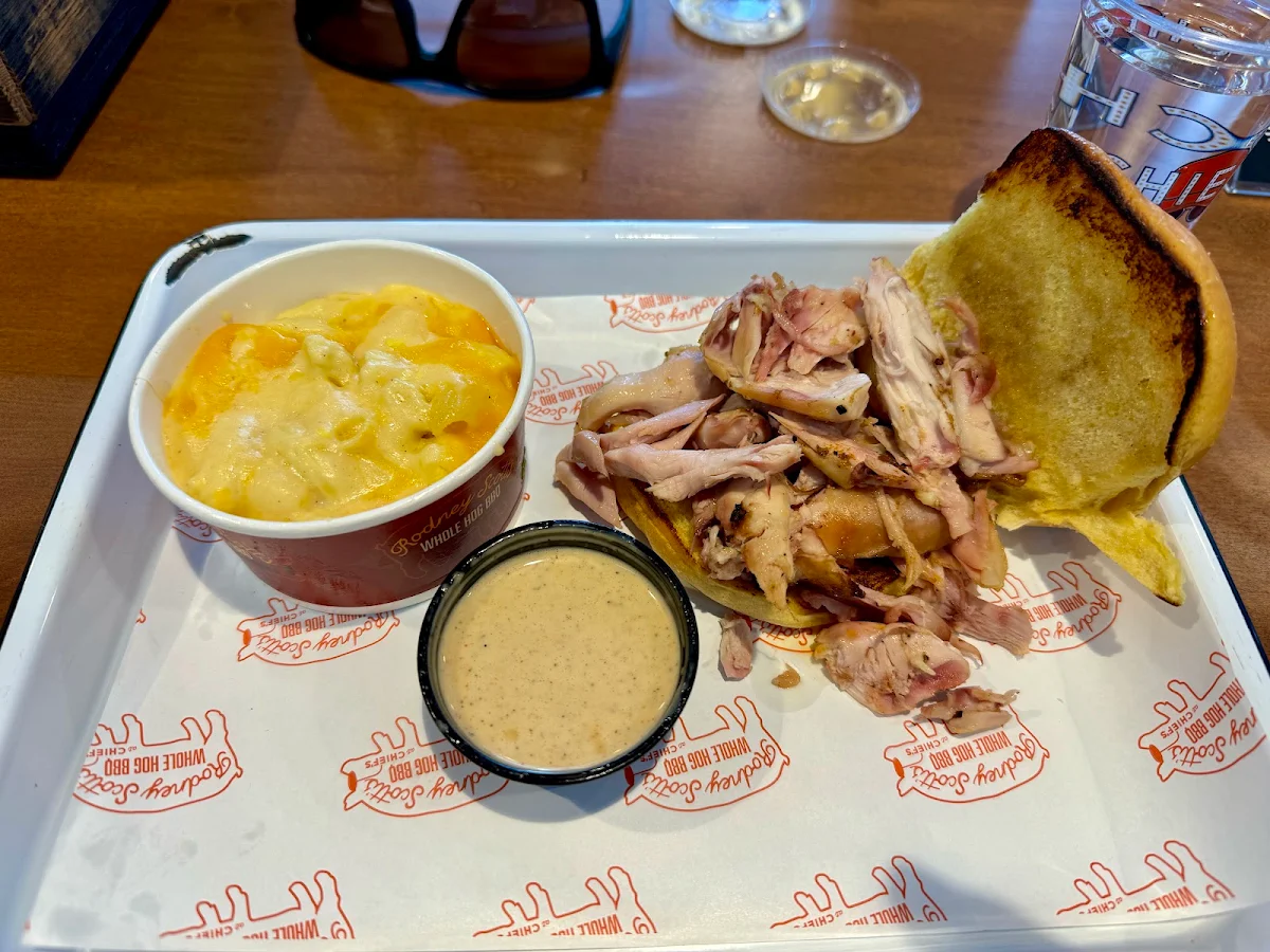 Pulled Chicken w Mac & Cheese