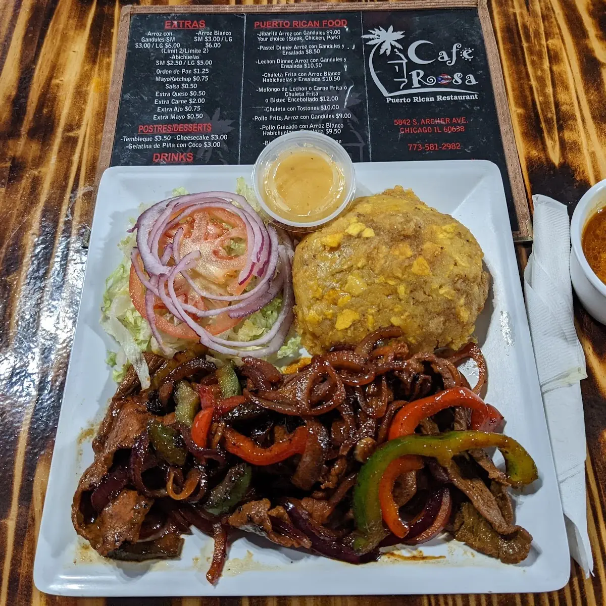 Mofonfo Con Bistec Encebollado