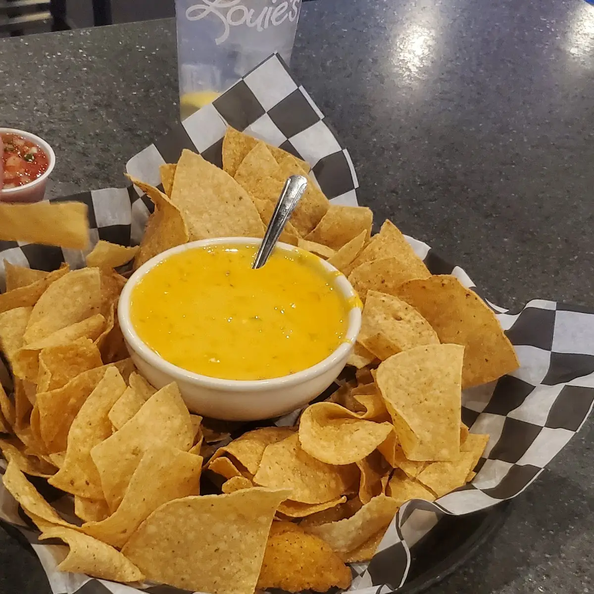 Chips Queso & Salsa