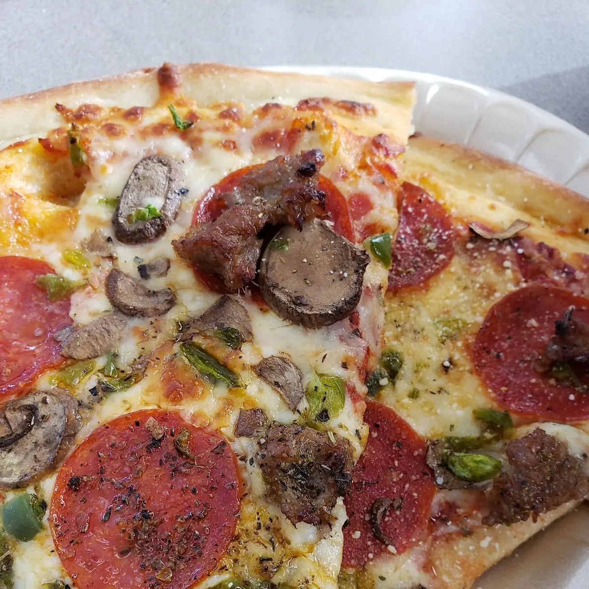 House Deluxe Pizza