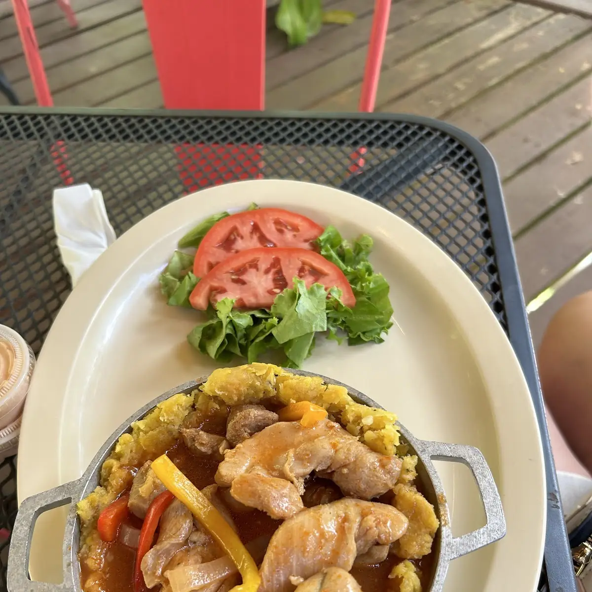 Mofongo Relleno de Pollo En Salsa Criolla