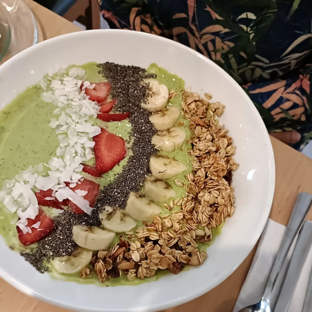 Kale-Mango Smoothie Bowl
