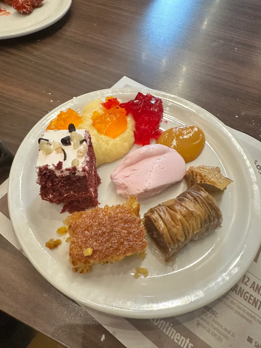 Desert Cakes Baklawa Strawberry Pudding Jellos Carrot Cake, Buffet des Continents - Gatineau
