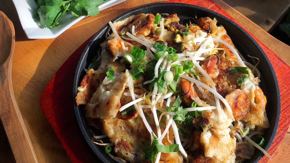Hoi - Tod Skillet, Paddler, Thai boat noodles