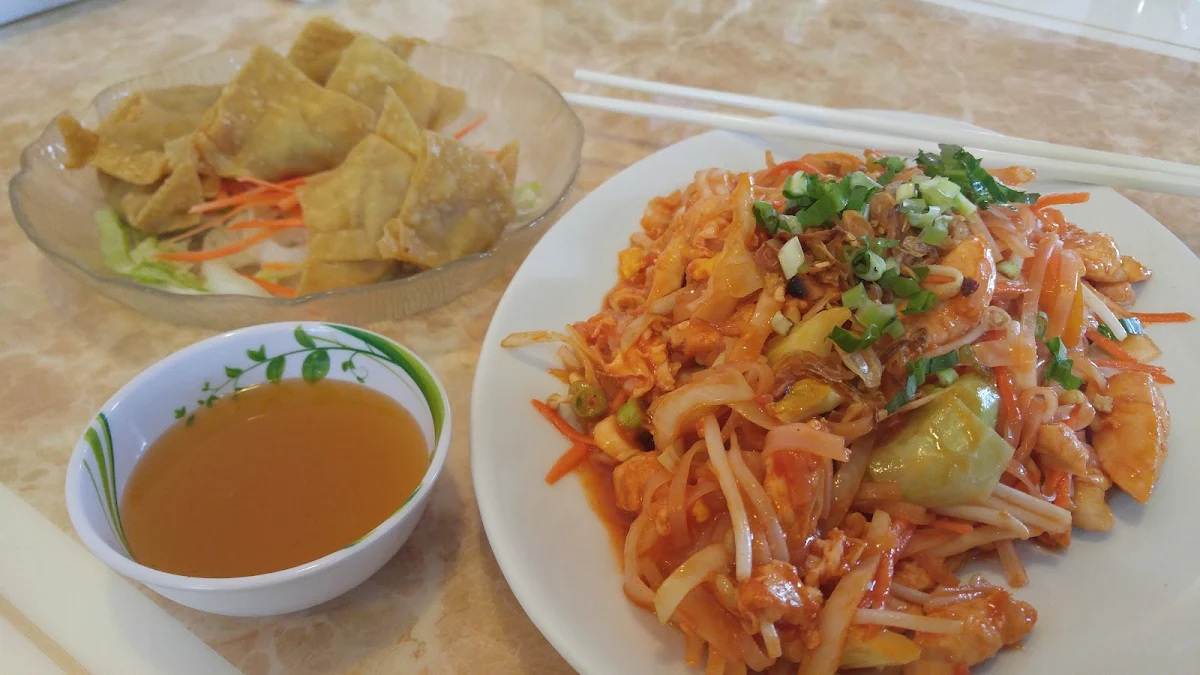 Chicken Pad Thai, PHO VN Restaurant