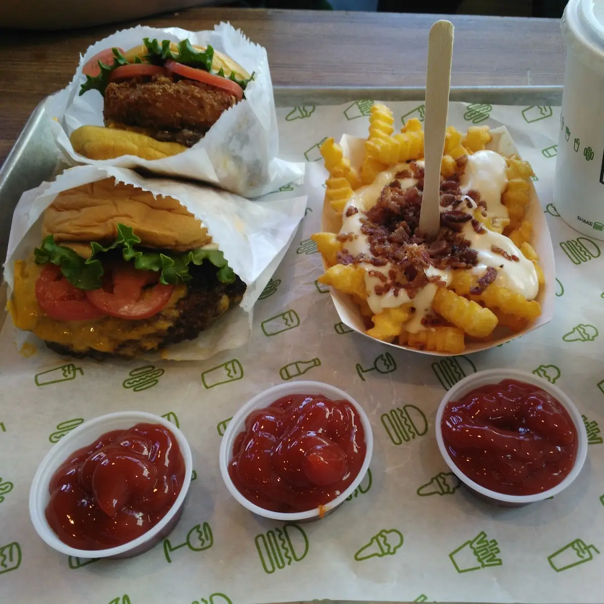 Cheeseburger with Fries with Cheese Sauce