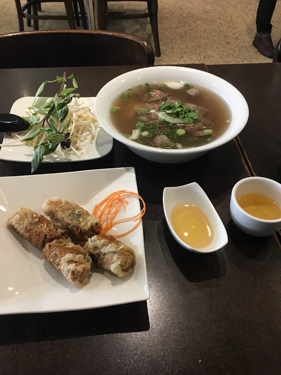 B05 . Bún Chả Giò Gà Nướng / Spring Roll & Grill Chicken with Vermicelli
