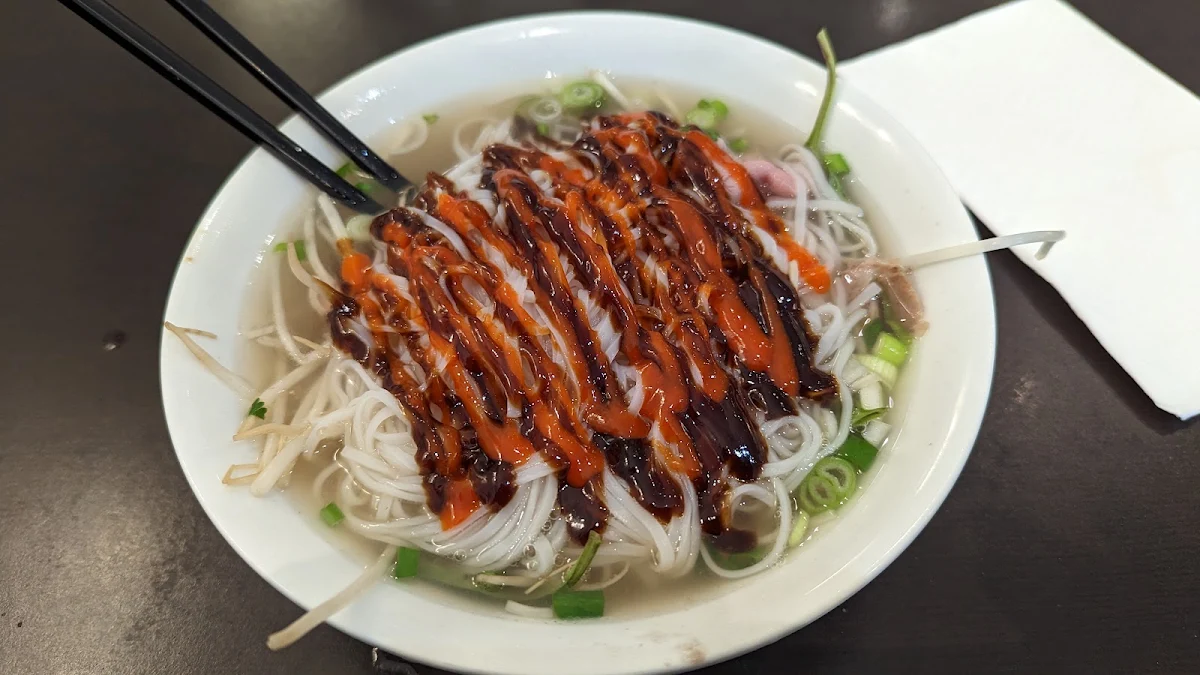 P03 . Phở Tái Nạm Gân / Rare Beef, Brisket, Tendon