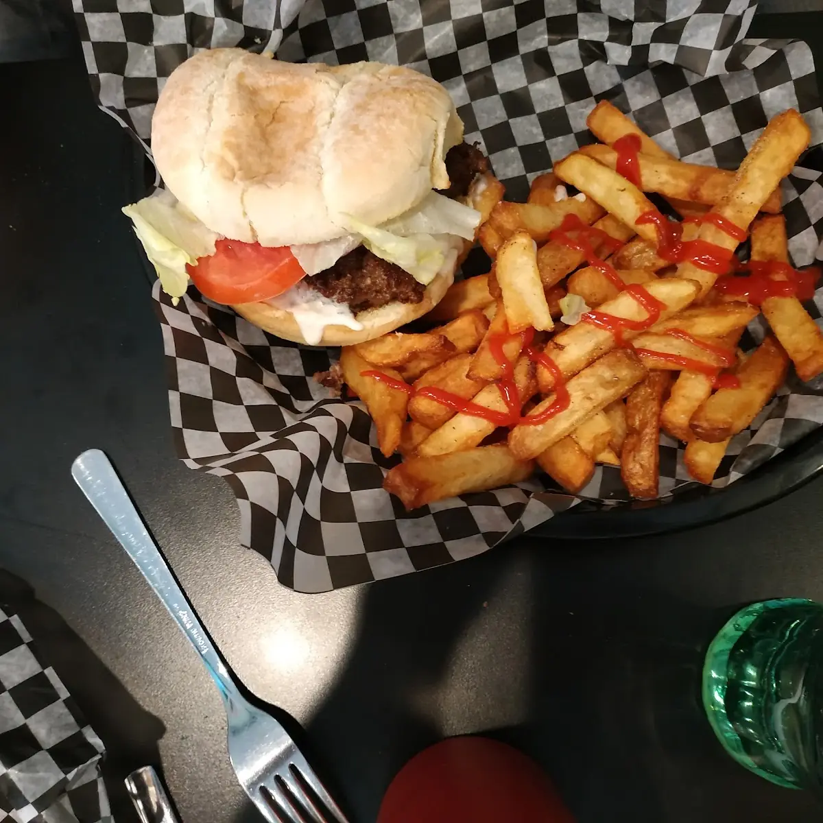 Hamburguesa Con Patatas Fritas, Nappo's Sports Bar and Pub