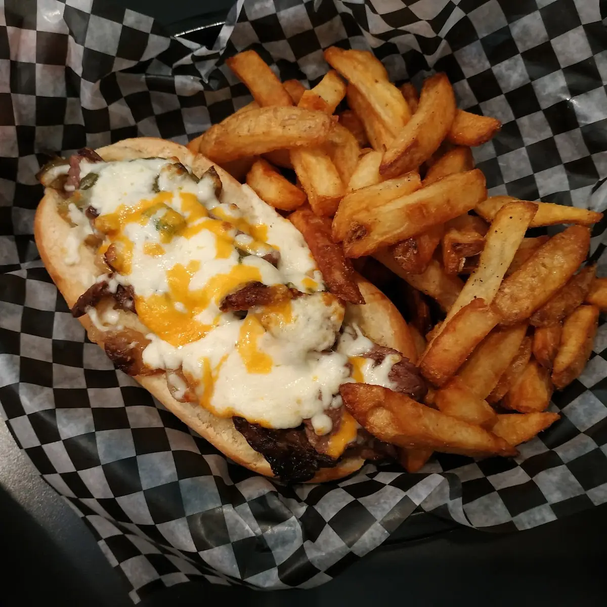 Sandwich de Ternera Con Patatas Fritas, Nappo's Sports Bar and Pub