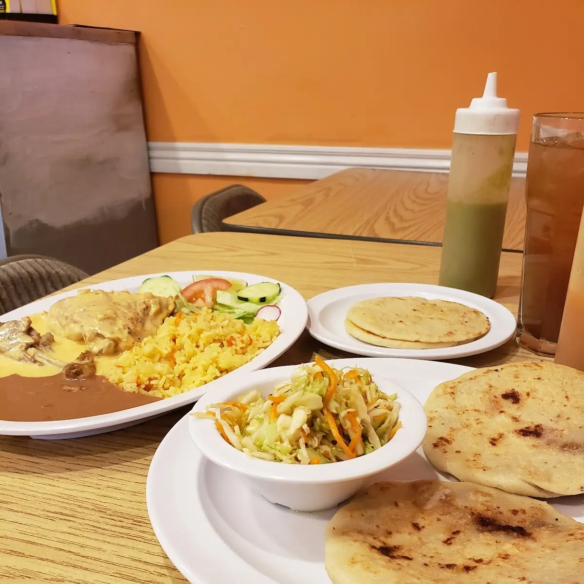 Pupusas Y Pollo En Crema