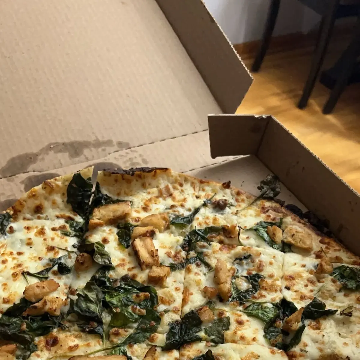 Spinach and Chicken Pizza with Garlic Sauce