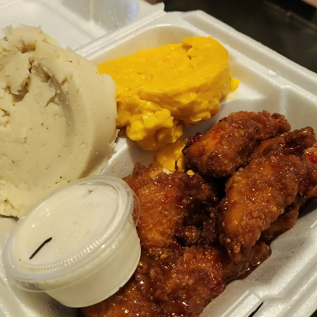 Sweet Chilli Boneless Wings with Mashed Potatoes and Mac and Cheese