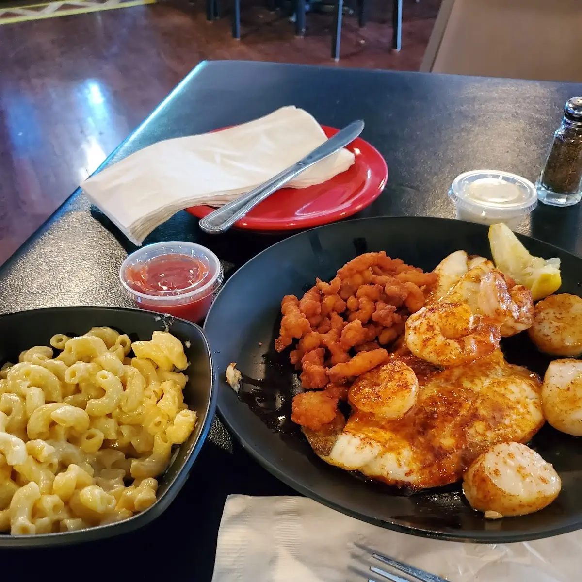 Seafood Platter with Mac and Cheese