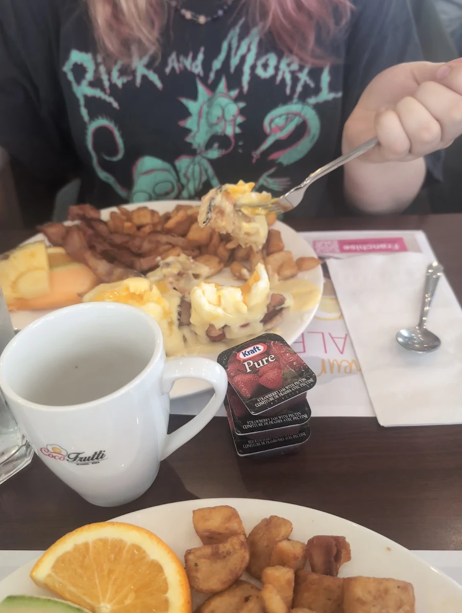 Classic Eggs Benedict, Coco Frutti Belleville
