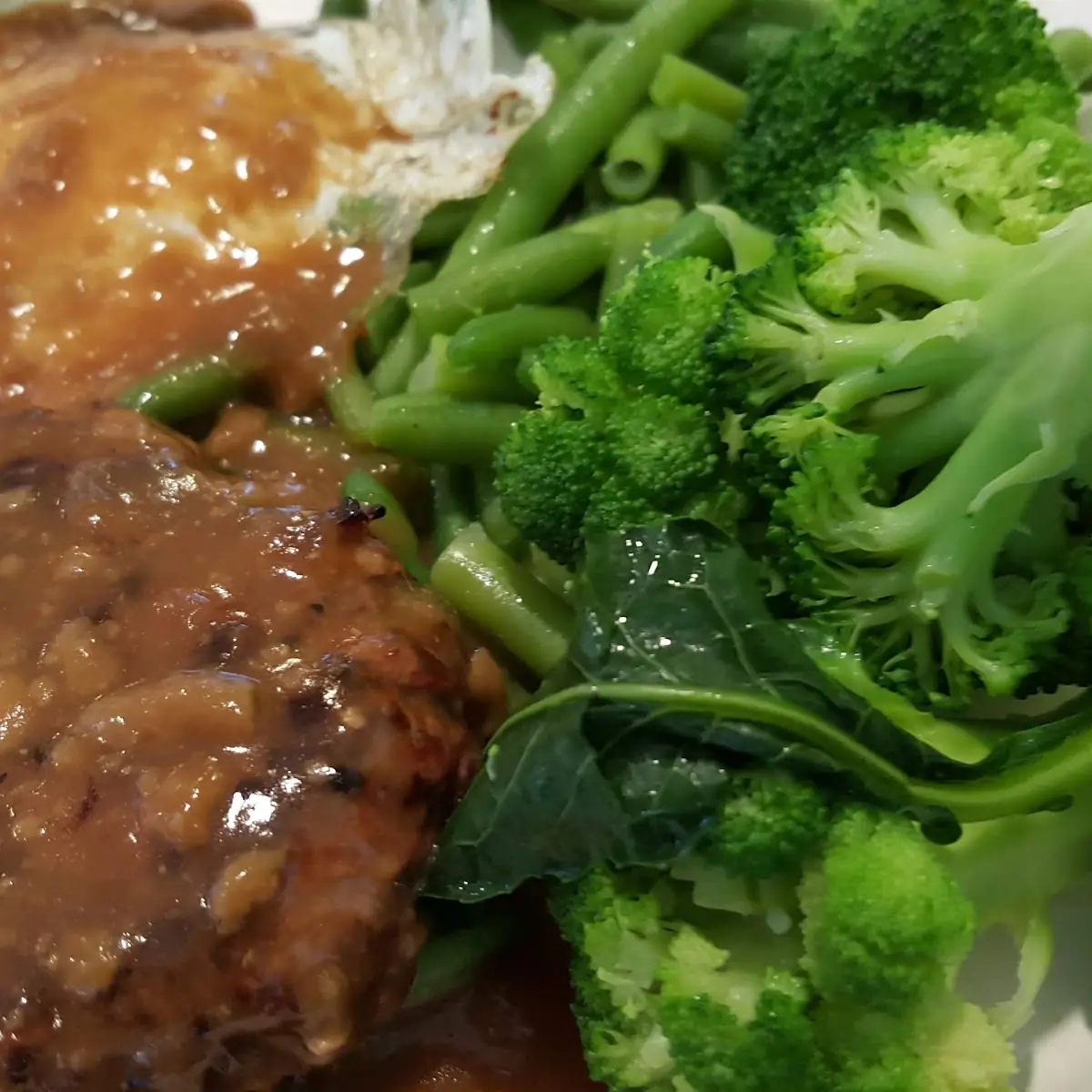 Loko Moko with Steamed Broccoli