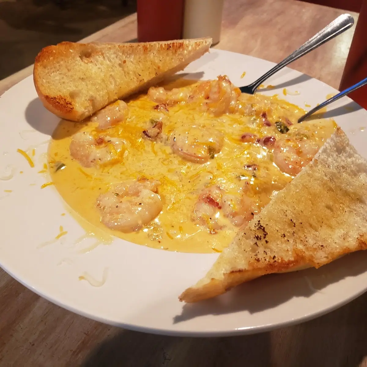Shrimp 'N Grits with Garlic Bread