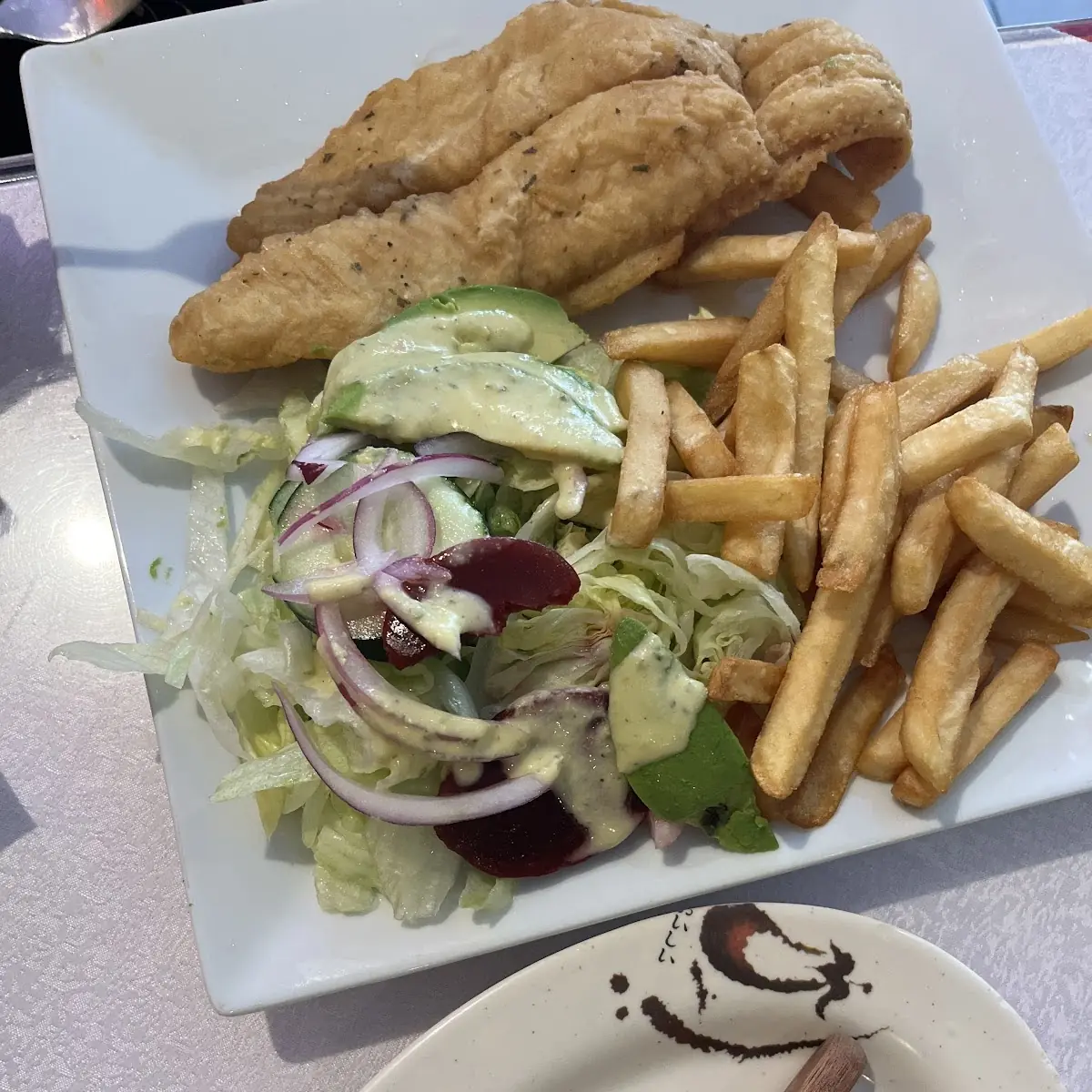 Papa Frita Pescado Y Ensalada
