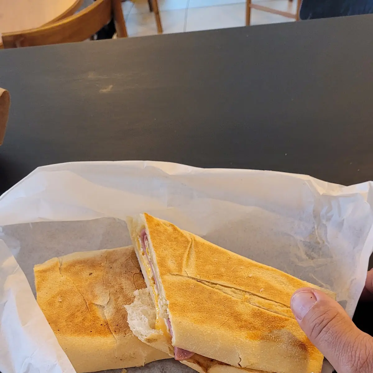 Sandwich De Jamón Queso Y Huevos