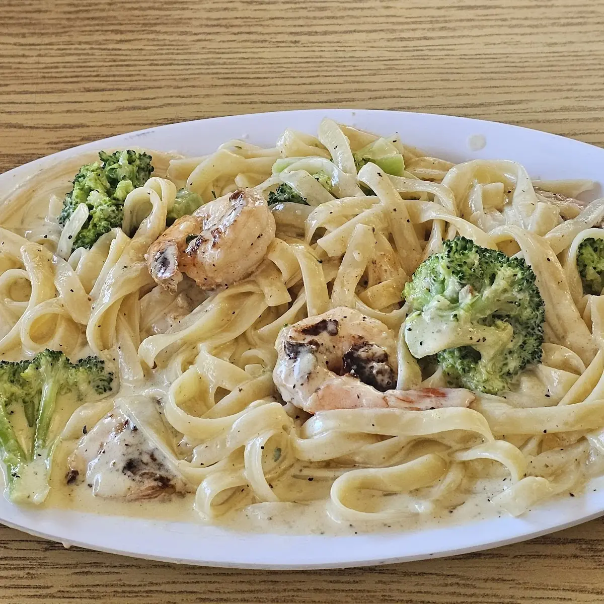 Chicken Alfredo with Broccoli Pizza