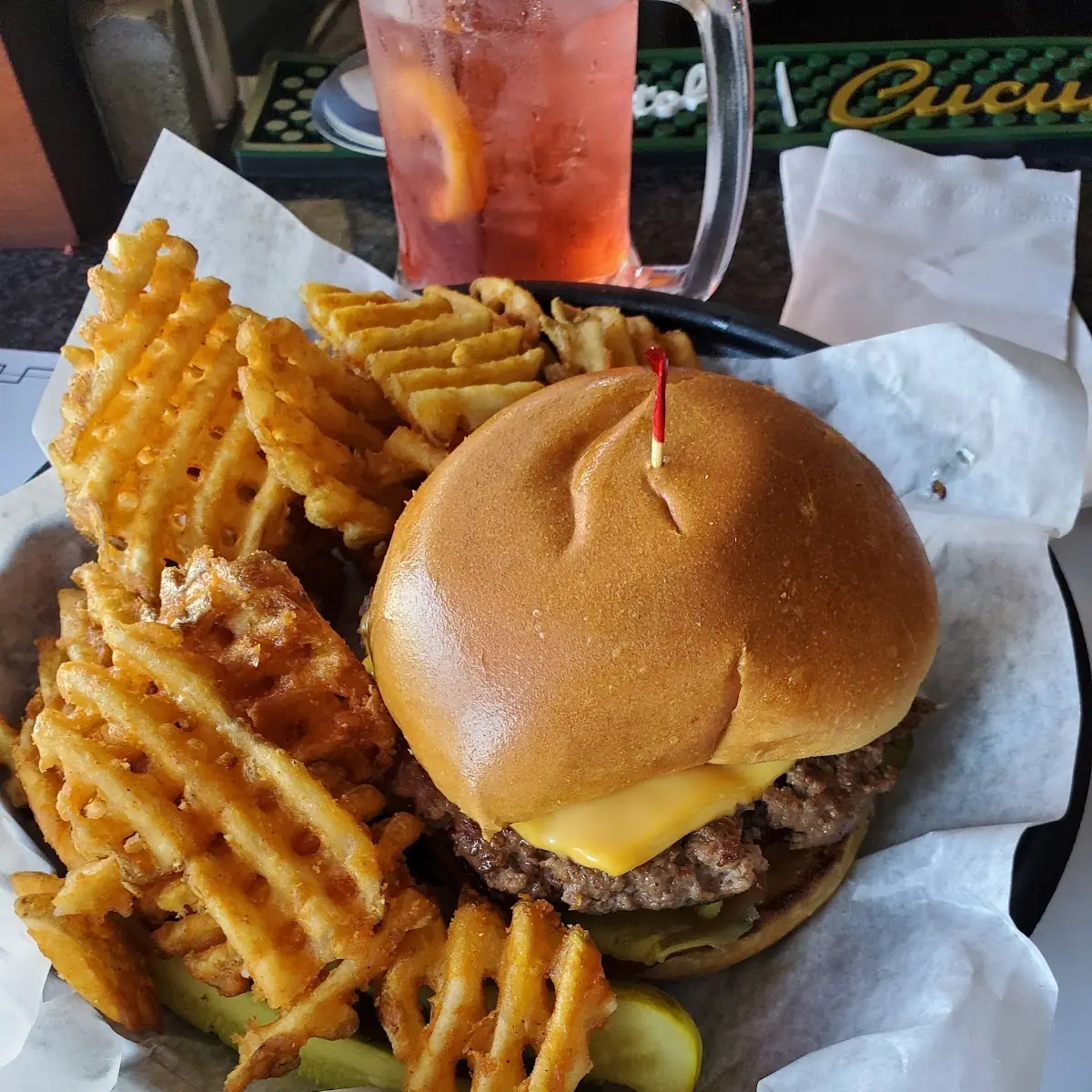 Cheeseburger w Waffle Fries