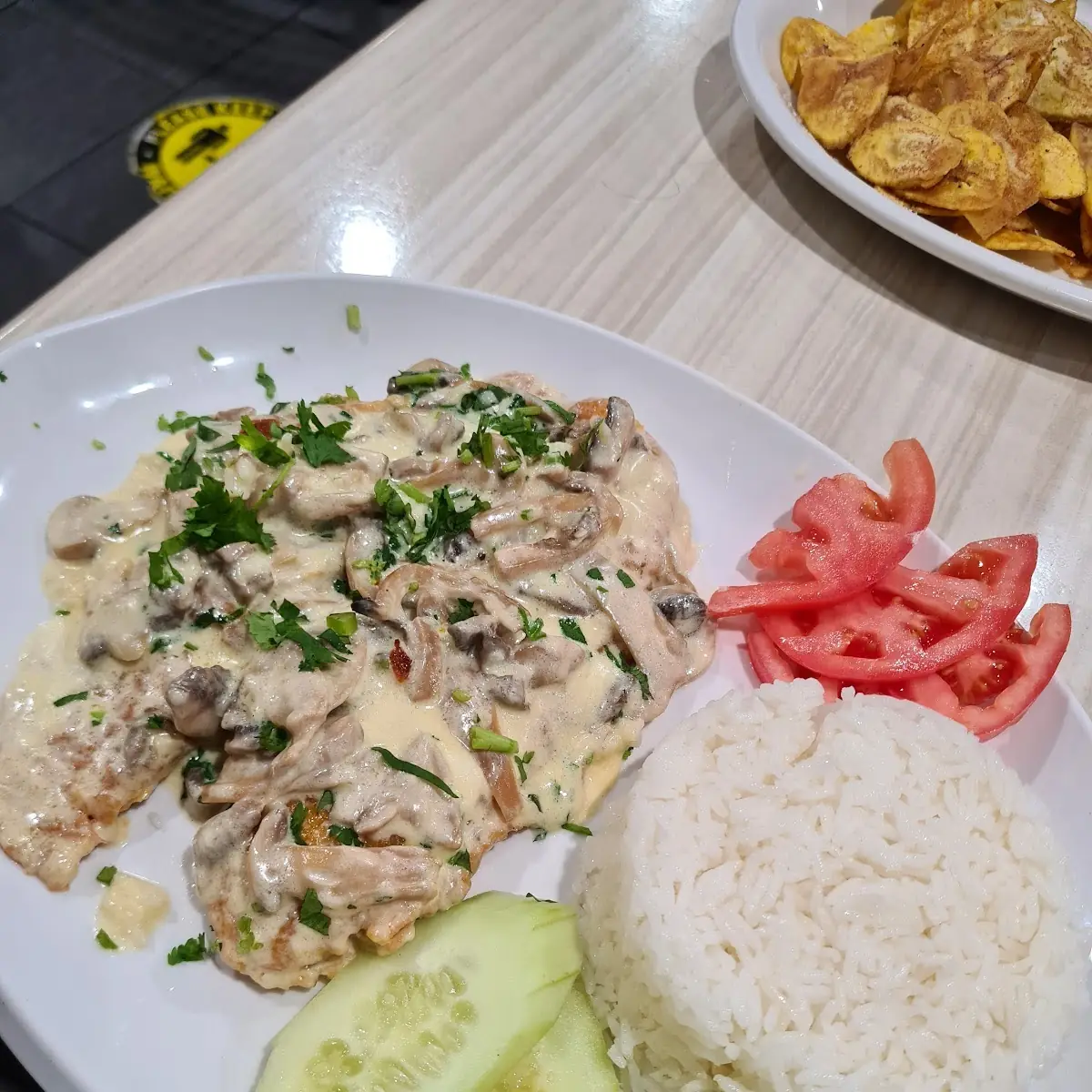 Pollo En Salsa de Champiñones