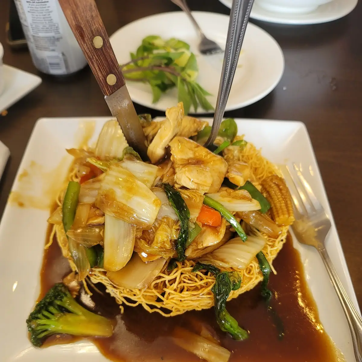 MI Xao Don Do Bien Seafood Crispy Egg Noodle